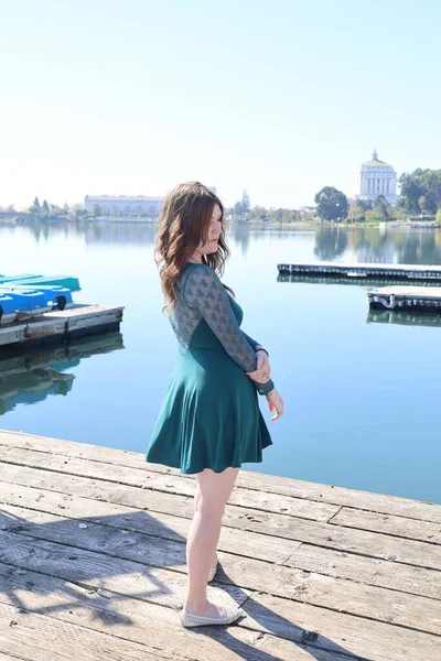 Foto Una Bella Ragazza Bianca Bellissimo Vestito Fronte Lago — Foto Stock