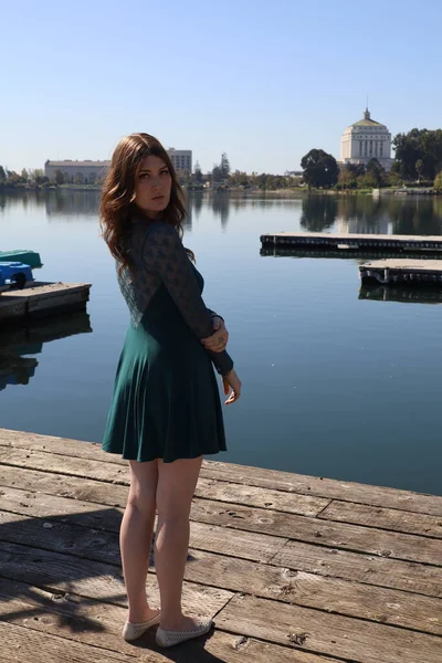 Foto Una Bella Ragazza Bianca Bellissimo Vestito Fronte Lago — Foto Stock