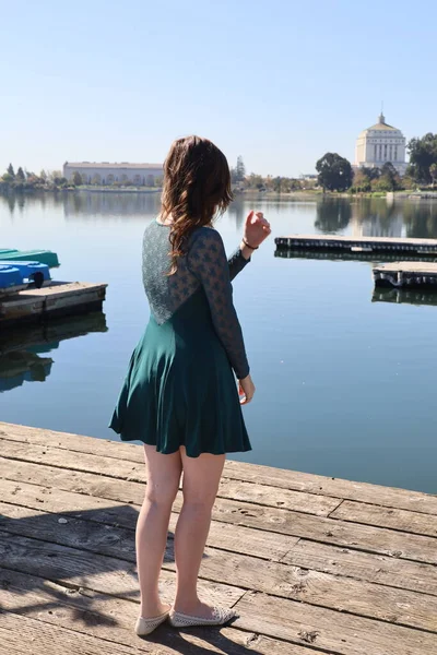 Foto Una Bella Ragazza Bianca Bellissimo Vestito Fronte Lago — Foto Stock