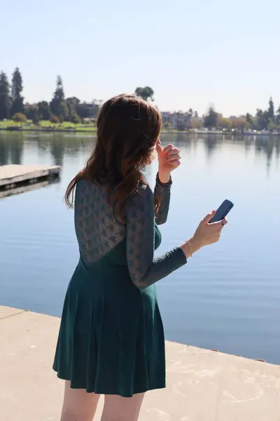 Photo Beautiful White Girl Beautiful Dress Front Lake Holding Cell — Stock Photo, Image