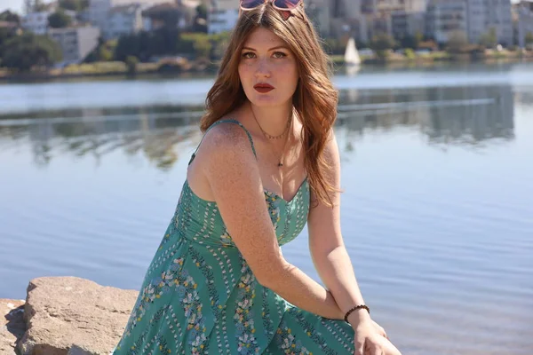湖の前の美しいドレスで美しい白い女の子の写真 — ストック写真