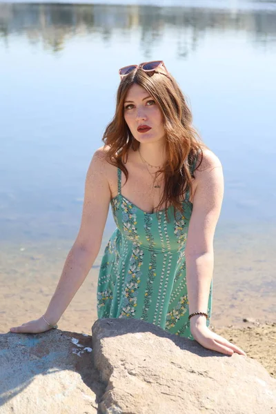 Foto Uma Menina Branca Bonita Vestido Bonito Frente Lago — Fotografia de Stock