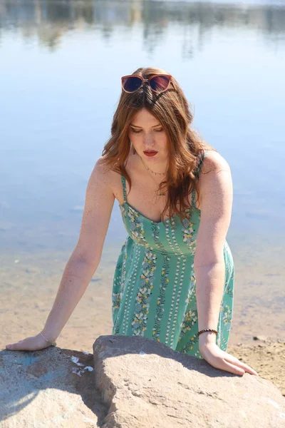 Foto Uma Menina Branca Bonita Vestido Bonito Frente Lago — Fotografia de Stock