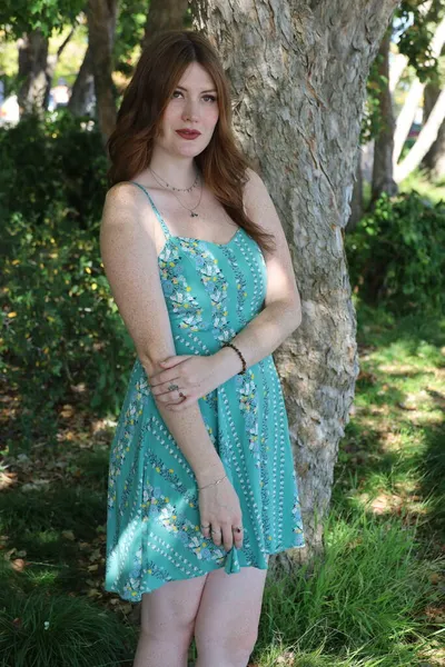 Foto Uma Menina Branca Bonita Vestido Bonito Natureza — Fotografia de Stock