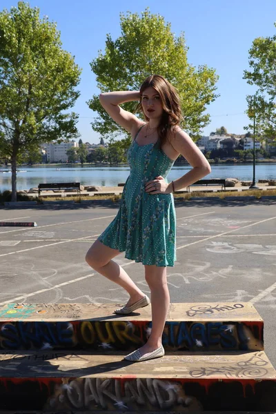 Foto Uma Menina Branca Bonita Vestido Bonito Perto Graffitti — Fotografia de Stock