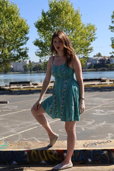 Foto Uma Menina Branca Bonita Vestido Bonito Perto Graffitti — Fotografia de Stock