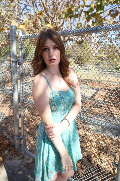 Photo Beautiful White Girl Beautiful Dress Front Fence — Stock Photo, Image