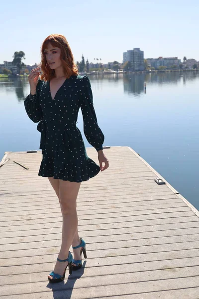 Foto Una Bella Ragazza Bianca Bellissimo Vestito Piedi Fronte Lago — Foto Stock