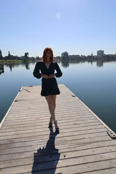 Foto Una Bella Ragazza Bianca Bellissimo Vestito Piedi Fronte Lago — Foto Stock