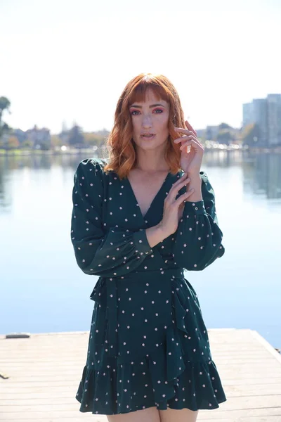 Foto Uma Menina Branca Bonita Vestido Bonito Frente Lago — Fotografia de Stock