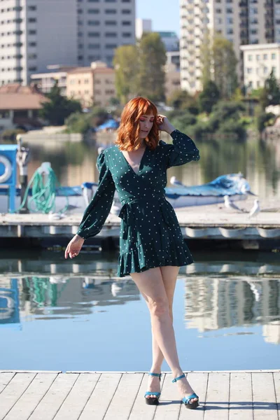 Foto Una Hermosa Chica Blanca Hermoso Vestido Pie Frente Lago —  Fotos de Stock