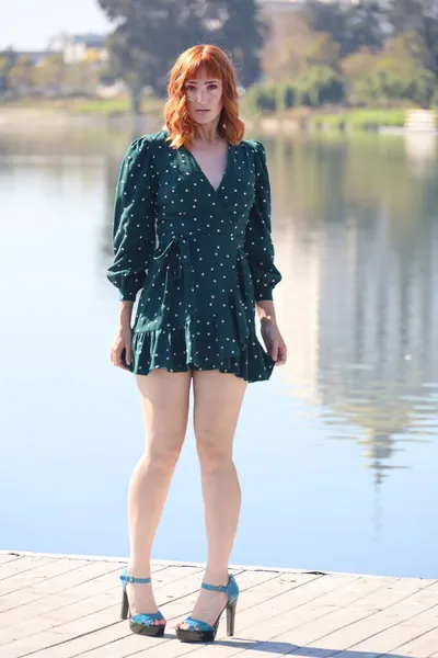 Photo Beautiful White Girl Beautiful Dress Standing Front Lake — Stock Photo, Image