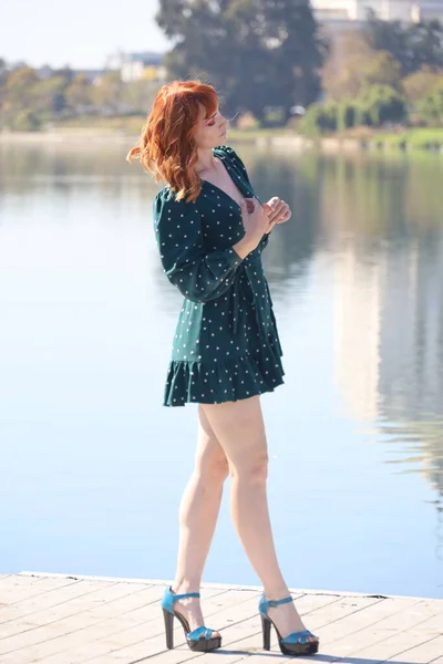 Foto Una Hermosa Chica Blanca Hermoso Vestido Pie Frente Lago —  Fotos de Stock