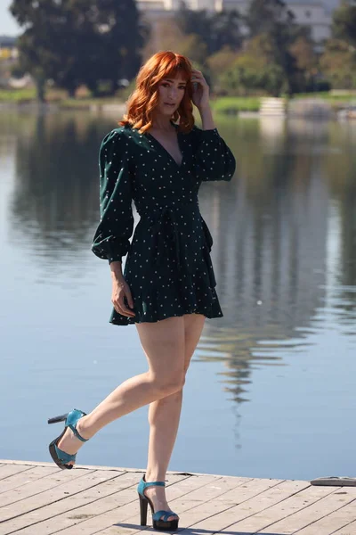 Foto Uma Menina Branca Bonita Vestido Bonito Frente Lago — Fotografia de Stock