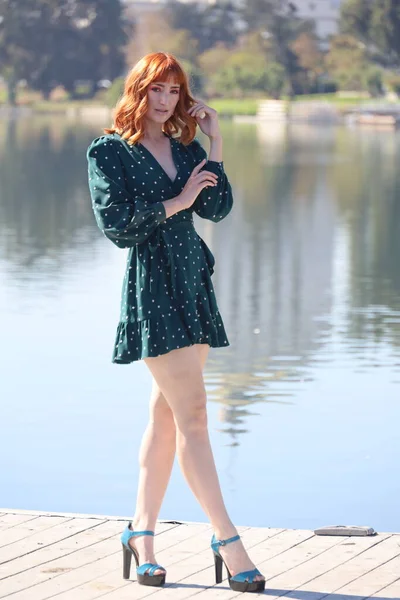 Foto Uma Menina Branca Bonita Vestido Bonito Frente Lago — Fotografia de Stock