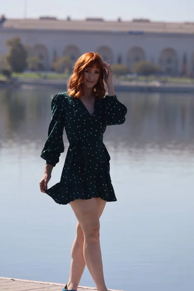 Foto Uma Menina Branca Bonita Vestido Bonito Frente Lago — Fotografia de Stock