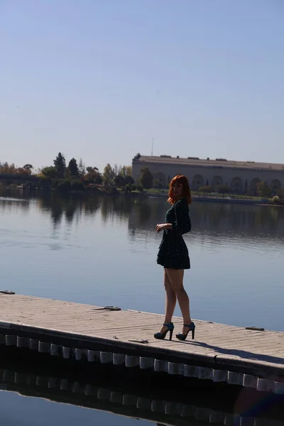 Foto Una Hermosa Chica Blanca Hermoso Vestido Pie Frente Lago —  Fotos de Stock