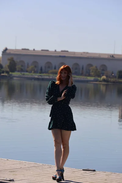 Foto Una Hermosa Chica Blanca Hermoso Vestido Pie Frente Lago — Foto de Stock