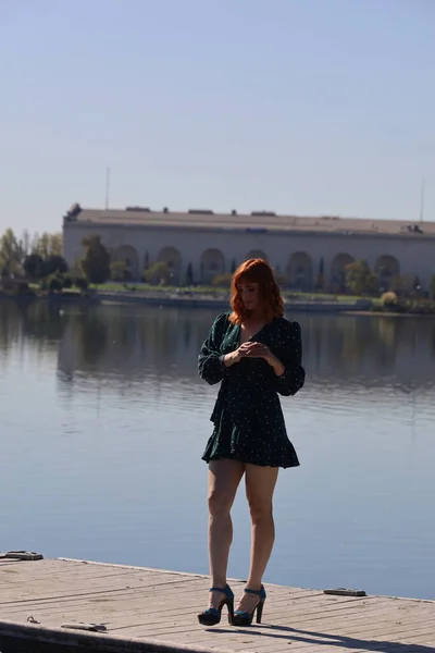 Foto Una Hermosa Chica Blanca Hermoso Vestido Pie Frente Lago —  Fotos de Stock