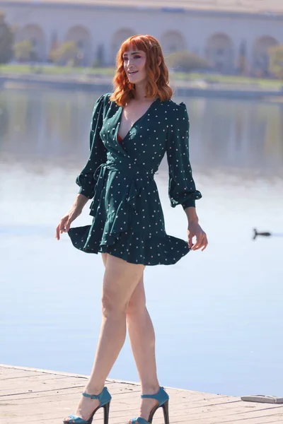 Photo Beautiful White Girl Beautiful Dress Standing Front Lake — Stock Photo, Image