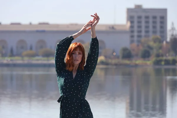 Foto Una Bella Ragazza Bianca Bellissimo Vestito Piedi Fronte Lago — Foto Stock