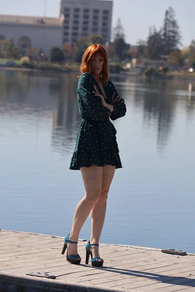 Foto Una Bella Ragazza Bianca Bellissimo Vestito Piedi Fronte Lago — Foto Stock