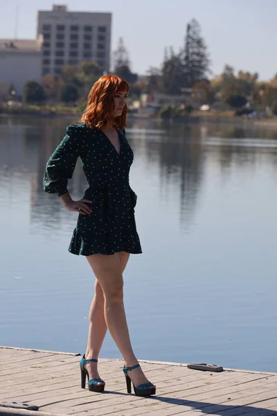 Foto Uma Menina Branca Bonita Vestido Bonito Frente Lago — Fotografia de Stock