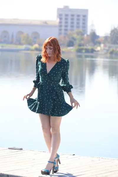 Foto Una Hermosa Chica Blanca Hermoso Vestido Pie Frente Lago —  Fotos de Stock