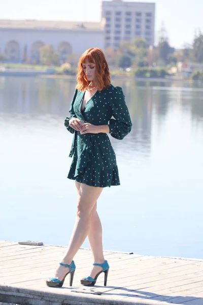 Photo Beautiful White Girl Beautiful Dress Standing Front Lake — Stock Photo, Image