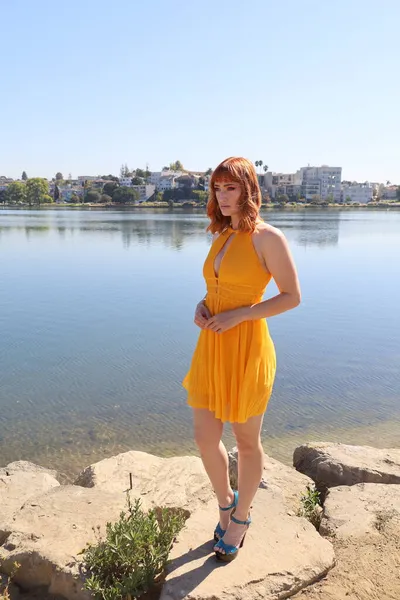 Foto Una Bella Ragazza Bianca Bellissimo Vestito Piedi Fronte Lago — Foto Stock