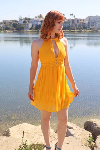 Foto Una Bella Ragazza Bianca Bellissimo Vestito Piedi Fronte Lago — Foto Stock