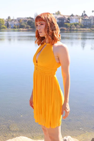 照片中 一个穿着漂亮衣服的漂亮白人女孩站在湖边 — 图库照片