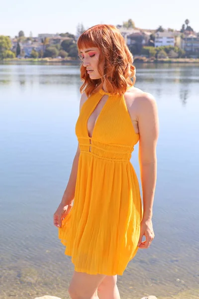 Photo Beautiful White Girl Beautiful Dress Standing Front Lake — Stock Photo, Image