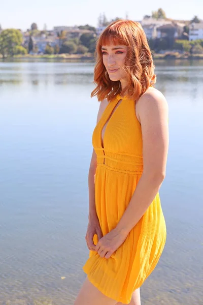 Foto Uma Menina Branca Bonita Vestido Bonito Frente Lago — Fotografia de Stock