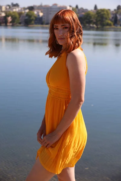 Foto Uma Menina Branca Bonita Vestido Bonito Frente Lago — Fotografia de Stock