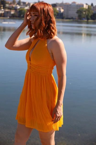 Foto Uma Menina Branca Bonita Vestido Bonito Frente Lago — Fotografia de Stock