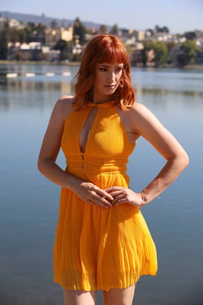 Foto Uma Menina Branca Bonita Vestido Bonito Frente Lago — Fotografia de Stock