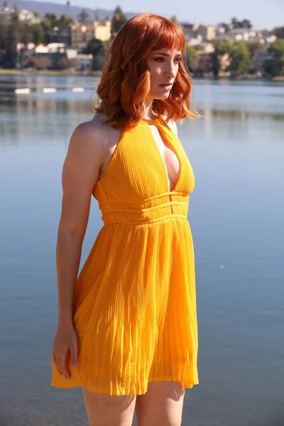 Foto Una Hermosa Chica Blanca Hermoso Vestido Pie Frente Lago —  Fotos de Stock