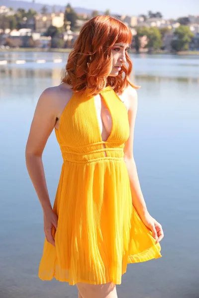 Foto Una Hermosa Chica Blanca Hermoso Vestido Pie Frente Lago — Foto de Stock