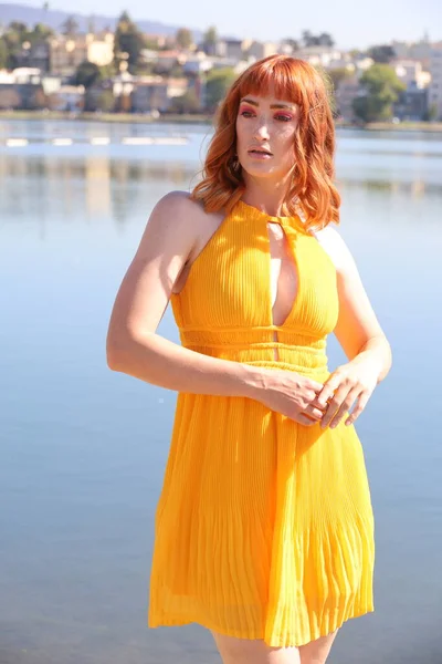 Foto Una Hermosa Chica Blanca Hermoso Vestido Pie Frente Lago —  Fotos de Stock