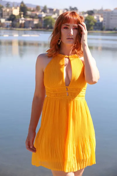 Foto Una Bella Ragazza Bianca Bellissimo Vestito Piedi Fronte Lago — Foto Stock