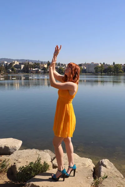 Foto Uma Menina Branca Bonita Vestido Bonito Frente Lago — Fotografia de Stock