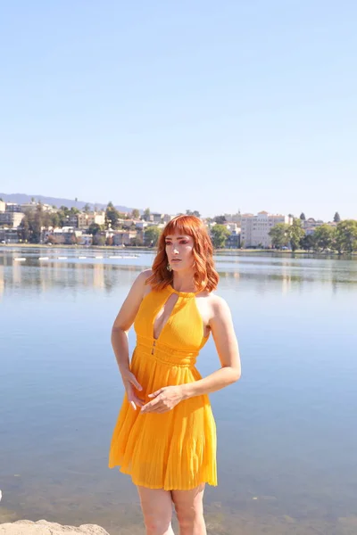 Foto Uma Menina Branca Bonita Vestido Bonito Frente Lago — Fotografia de Stock