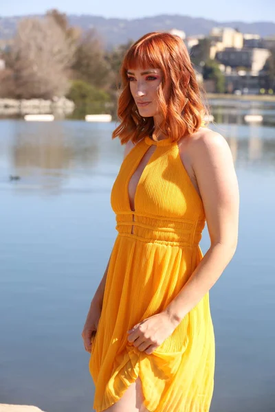 Foto Uma Menina Branca Bonita Vestido Bonito Frente Lago — Fotografia de Stock