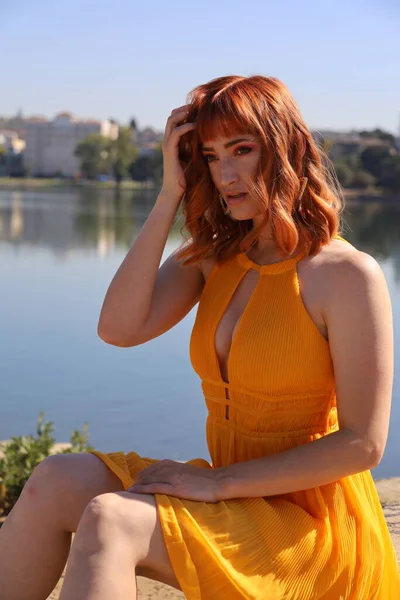 Foto Una Bella Ragazza Bianca Bellissimo Vestito Piedi Fronte Lago — Foto Stock