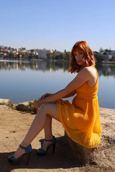 Foto Uma Menina Branca Bonita Vestido Bonito Frente Lago — Fotografia de Stock