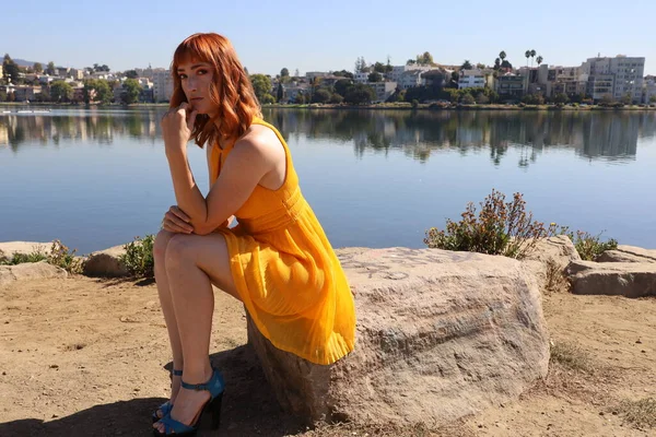 Foto Una Bella Ragazza Bianca Bellissimo Vestito Piedi Fronte Lago — Foto Stock