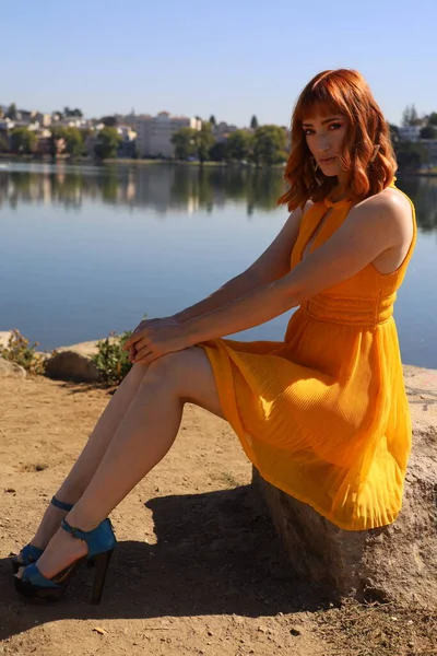 Gölün Önünde Duran Güzel Elbiseli Güzel Beyaz Bir Kızın Fotoğrafı — Stok fotoğraf