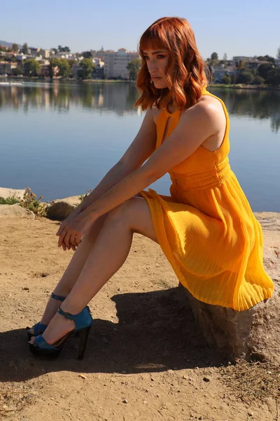 Foto Una Bella Ragazza Bianca Bellissimo Vestito Piedi Fronte Lago — Foto Stock