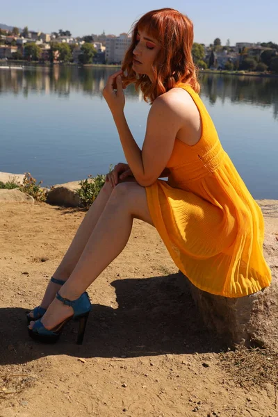 Foto Una Bella Ragazza Bianca Bellissimo Vestito Piedi Fronte Lago — Foto Stock